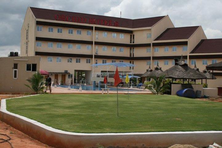 Orchid Hotel Асаба Экстерьер фото
